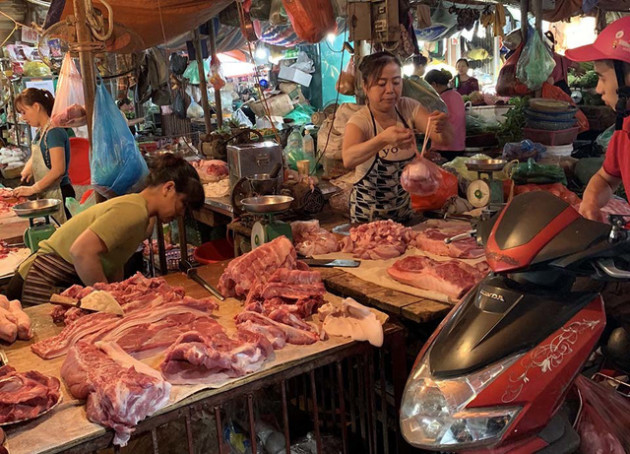 Giá tăng chưa từng có, Tết này lợn đông đá gói bánh chưng - Ảnh 1.