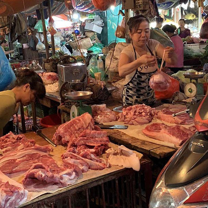 Giá tăng chưa từng có, Tết này lợn đông đá gói bánh chưng