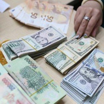 Giá USD bất ngờ tăng vọt lên mốc 24.000 đồng