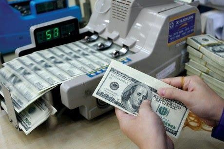 Giá USD ‘chợ đen’ cao ngất ngưởng