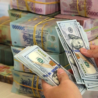 Giá USD "chợ đen" tăng mạnh lên gần 24.000 đồng
