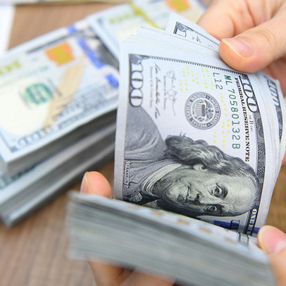 Giá USD "chợ đen" tăng mạnh, vượt mốc 24.000 đồng