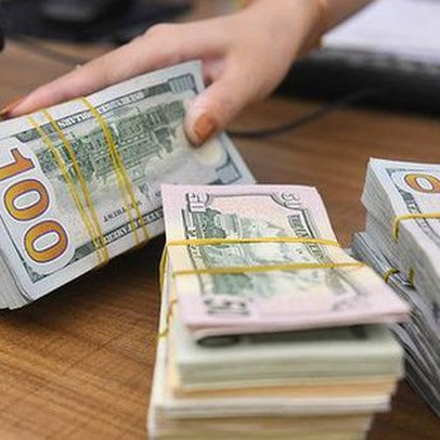 Giá USD ngân hàng quay đầu lao dốc, ngược chiều với USD "chợ đen"