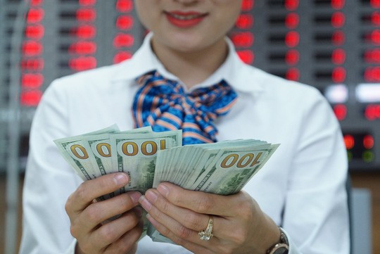 Giá USD ngân hàng sắp vượt 23.000 đồng/USD