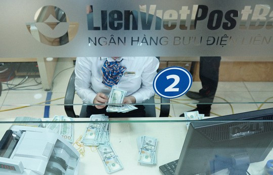 Giá USD ngân hàng vượt 23.000 đồng/USD, doanh nghiệp bắt đầu lo