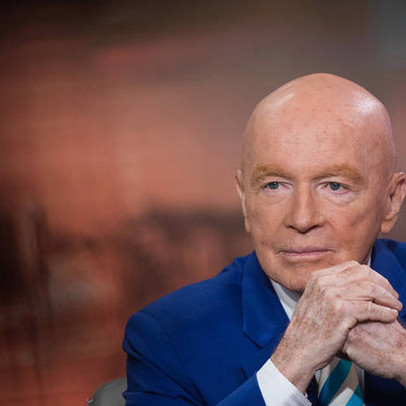 Giá vàng gần chạm ngưỡng 1.900 USD, huyền thoại đầu tư Mark Mobius khẳng định: "Tôi đang và sẽ tiếp tục mua vàng!"