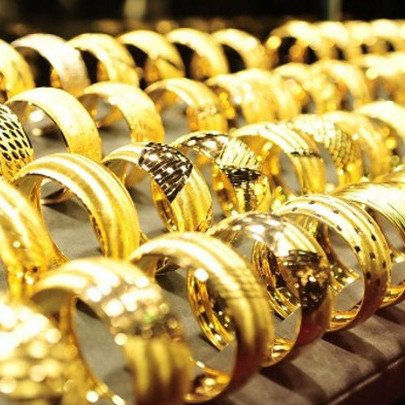 Giá vàng hôm nay 05/10: Tiếp tục tăng lên mức cao mới