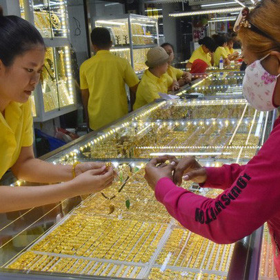 Giá vàng hôm nay 11-2: Tiếp tục tăng mạnh, USD còn suy yếu