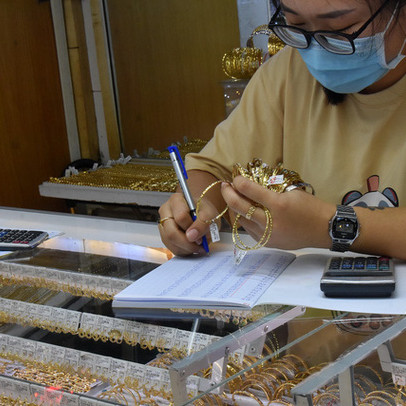 Giá vàng hôm nay 13-2: Đà giảm khựng lại dù các quỹ đầu tư bán 4,52 tấn vàng