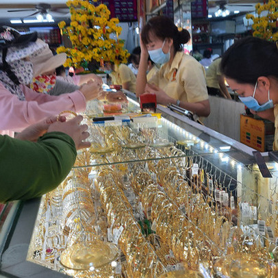 Giá vàng hôm nay 20-2: Bật tăng dù các quỹ đầu tư bán tiếp 2,15 tấn vàng