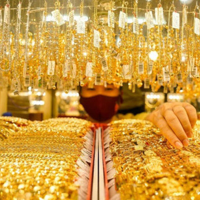 Giá vàng thế giới tạm dứt đà tăng sau 5 phiên đi lên liên tục, vàng trong nước tiến gần mốc 59 triệu đồng/lượng