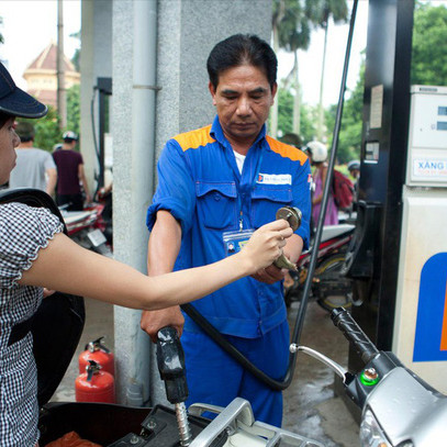 Giá xăng liên tục lao dốc, ngân sách hụt thu