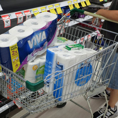 Giải mã hiện tượng "panic buying" khiến kệ hàng trong các siêu thị trống trơn, người mua ẩu đả vì những bịch giấy vệ sinh