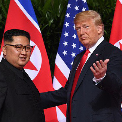 Giải mã ngôn ngữ cơ thể của Tổng thống Trump khi lần đầu gặp ông Kim Jong Un