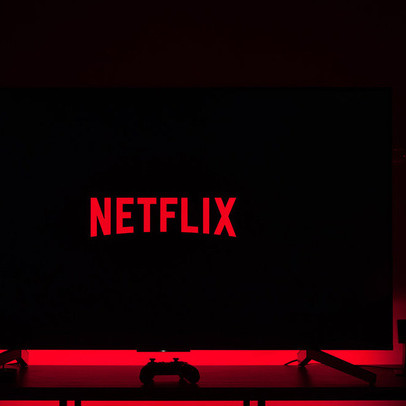 Giảm số lượng thuê bao lần đầu tiên sau 10 năm khiến cổ phiếu giảm sốc 25%, Netflix cân nhắc bắt người dùng xem quảng cáo