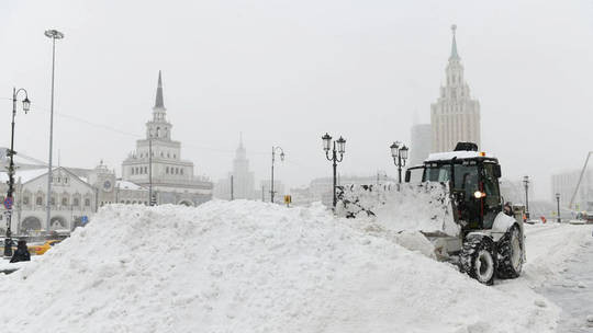 Giao thông Moscow rối tung vì tuyết rơi kỷ lục