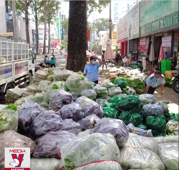 Góc ấm lòng ở Sài Gòn: Bà chủ chuỗi quán chay Mãn Tự mở ‘chợ rau’ 0 đồng lớn nhất Sài Gòn, mỗi ngày tặng 20 tấn rau & nấu 5-7 ngàn suất ăn - Ảnh 4.