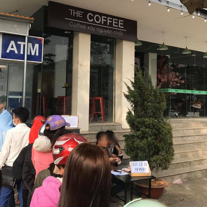 Góc cơ hội: Người đàn ông kê bàn mở dịch vụ "rút tiền nhanh" ngay cạnh cây ATM đang có hàng chục người chen chúc ngày giáp Tết