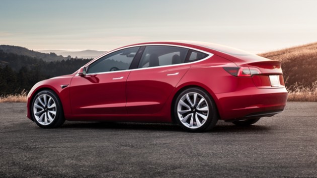 Goldman Sachs: Cổ phiếu của Tesla sẽ giảm hơn 30% trong vòng 6 tháng tới, do hãng không thể đáp ứng các đơn đặt hàng cho mẫu xe Model 3 - Ảnh 2.