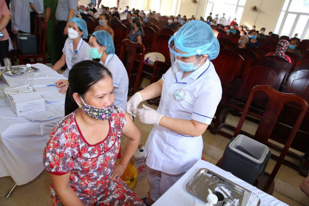 Hà Nam và Ninh Bình: Tiêm chủng nhanh đạt miễn dịch cộng đồng - Ảnh 1.