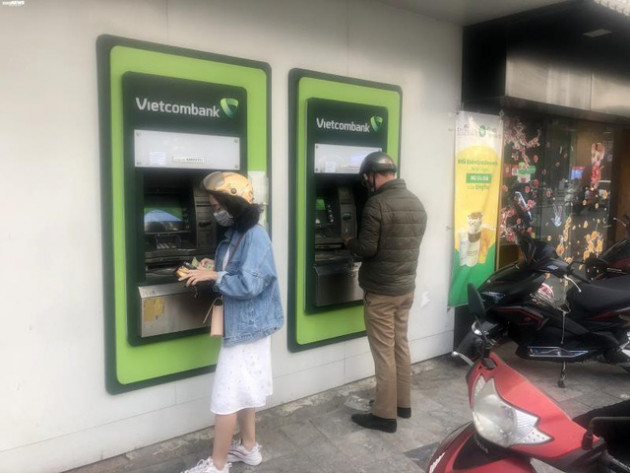 Hà Nội: ATM thờ ơ phòng dịch, khách lo nhiễm Covid-19