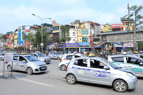 Hà Nội: Bát nháo taxi ngoại tỉnh - Ảnh 1.