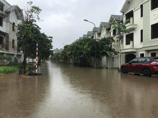 Hà Nội: Làng biệt thự triệu đô hễ mưa là ngập, dân bơi xuồng trên đường phố - Ảnh 1.