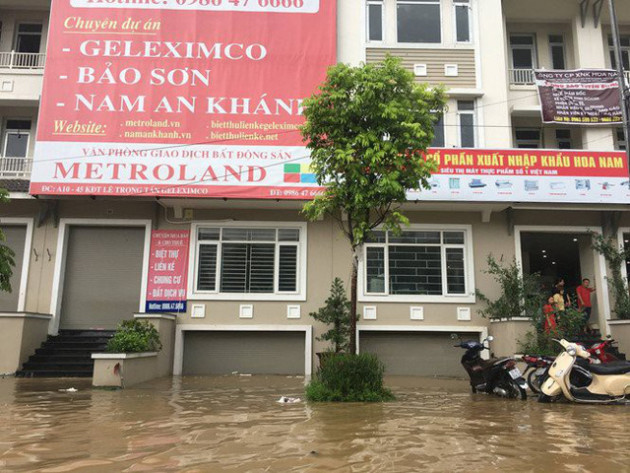 Hà Nội: Làng biệt thự triệu đô hễ mưa là ngập, dân bơi xuồng trên đường phố - Ảnh 7.