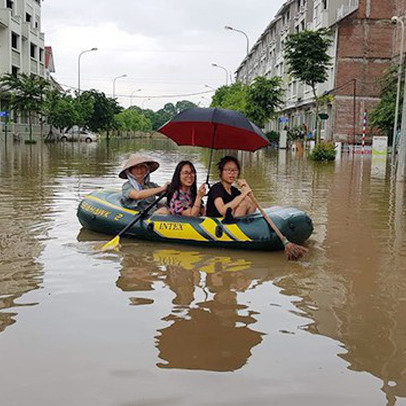 Hà Nội: "Làng" biệt thự triệu đô hễ mưa là ngập, dân bơi xuồng trên đường phố