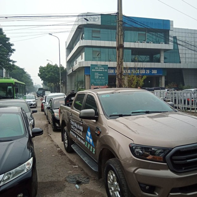 Hà Nội: Loạt trung tâm đăng kiểm đóng cửa, tài xế đổ dồn xếp hàng từ 3 giờ sáng