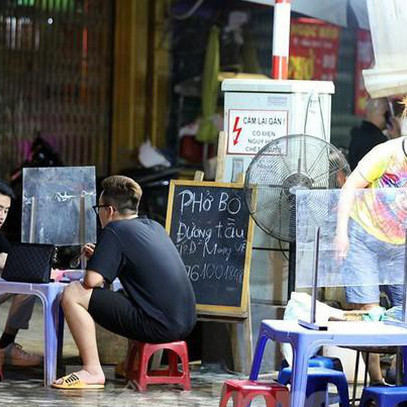 Hà Nội sẽ hỗ trợ người bán nước vỉa hè, cắt tóc, gội đầu... bị ảnh hưởng bởi COVID-19