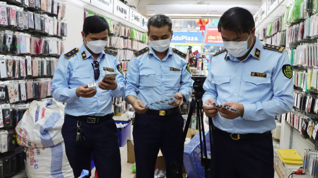 Hà Nội: Triệt phá cơ sở gia công, lắp ráp, hô biến sạc điện thoại “rởm” thành hàng chính hãng Samsung với giá chỉ 25.000 đồng