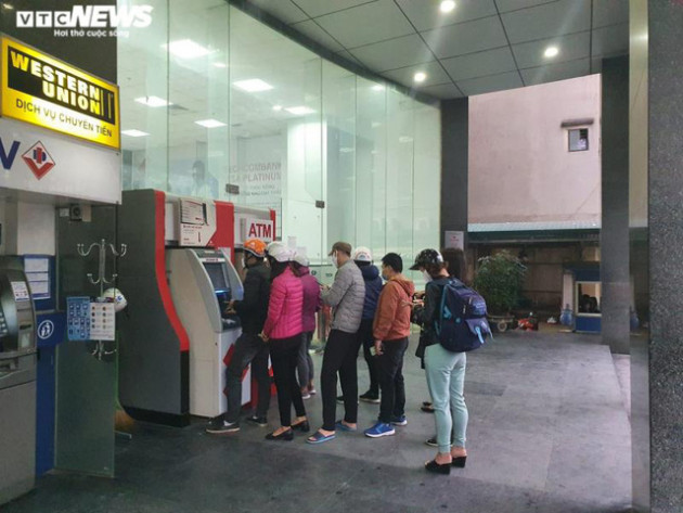 Hà Nội: Xếp hàng rút tiền tại ATM, 'phớt lờ' Covid-19