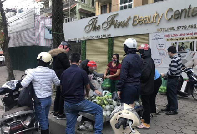 Hà Nội: Xếp hàng rút tiền tại ATM, phớt lờ Covid-19 - Ảnh 8.