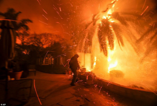 Hãi hùng cảnh cháy rừng giống “bom hạt nhân phát nổ” ở California, Mỹ - Ảnh 14.