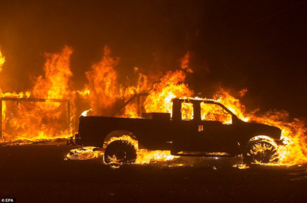 Hãi hùng cảnh cháy rừng giống “bom hạt nhân phát nổ” ở California, Mỹ - Ảnh 15.