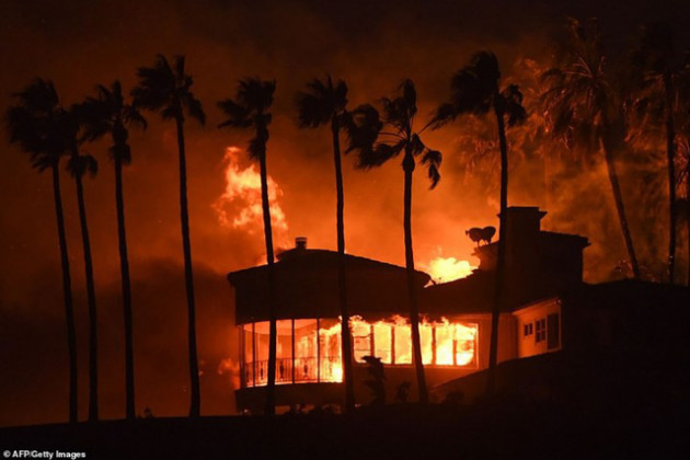 Hãi hùng cảnh cháy rừng giống “bom hạt nhân phát nổ” ở California, Mỹ - Ảnh 4.