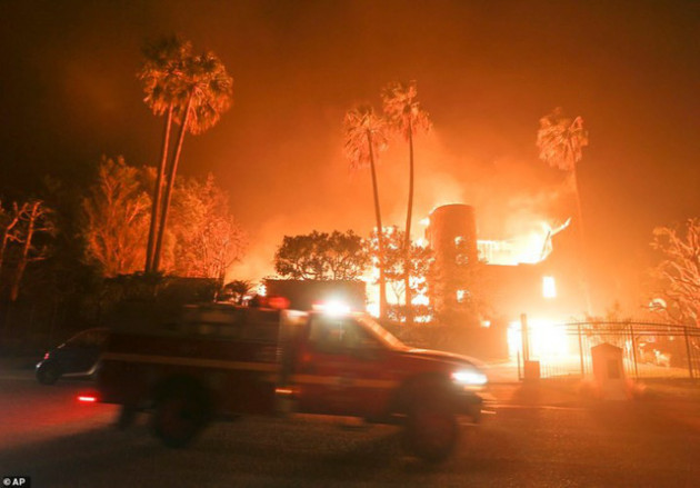 Hãi hùng cảnh cháy rừng giống “bom hạt nhân phát nổ” ở California, Mỹ - Ảnh 6.