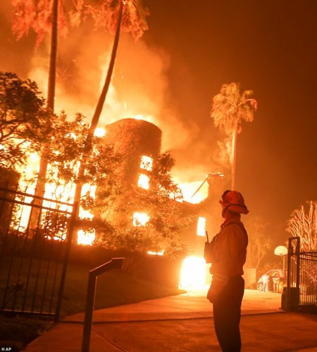 Hãi hùng cảnh cháy rừng giống “bom hạt nhân phát nổ” ở California, Mỹ - Ảnh 7.