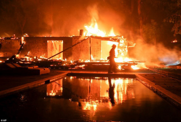 Hãi hùng cảnh cháy rừng giống “bom hạt nhân phát nổ” ở California, Mỹ - Ảnh 8.