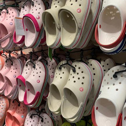 Hãng dép ‘xấu nhất’ thế giới ghi nhận doanh thu cao kỷ lục nhờ Covid-19