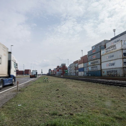 Hàng nghìn thùng container có liên quan đến Nga vẫn chưa "thấy ánh mặt trời", "trái tim" của kinh tế châu Âu đứng trước khủng hoảng