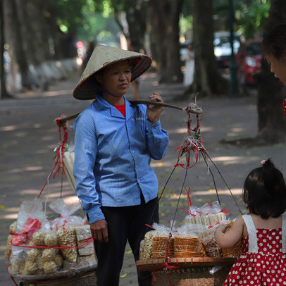 Hàng rong đang bền bỉ cùng gánh GDP