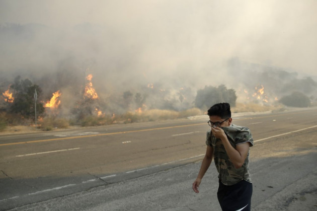 Hàng trăm căn nhà ở California bị thiêu rụi do cháy rừng - Ảnh 2.