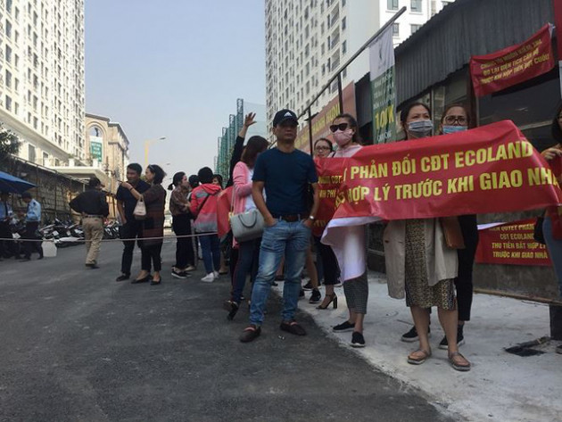 Hàng trăm khách hàng căng băng rôn tố chủ đầu tư 'mập mờ' bàn giao nhà