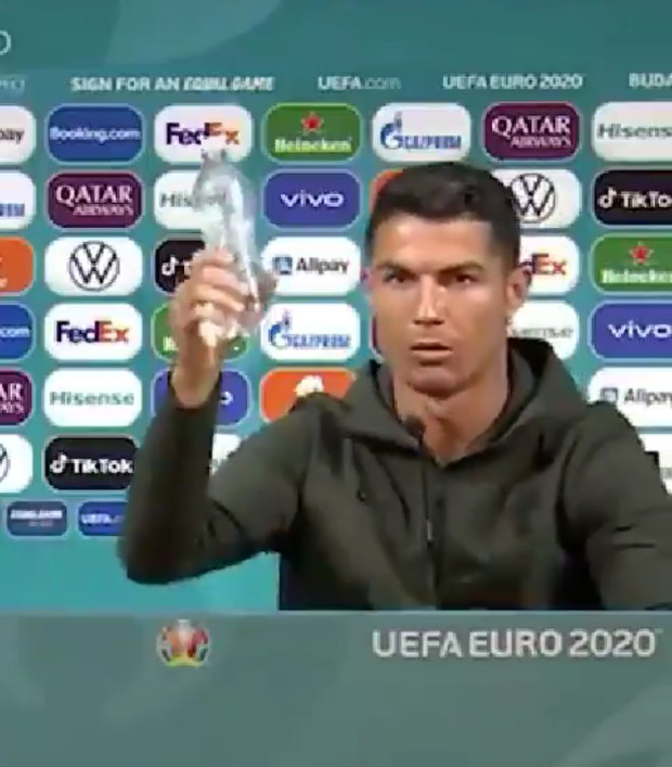 Hành động phũ phàng của Ronaldo khiến nhà tài trợ Euro 2020 bốc hơi 93 nghìn tỷ đồng - Ảnh 2.