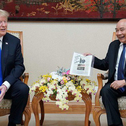 Hành động thú vị của Thủ tướng Nguyễn Xuân Phúc khiến Tổng thống Trump bật cười vui vẻ