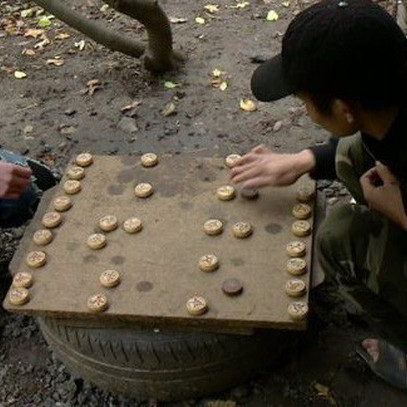 Hành trình treo người dưới gầm xe tải và cuộc sống không biết ngày, đêm của người Việt di cư trái phép ở Anh