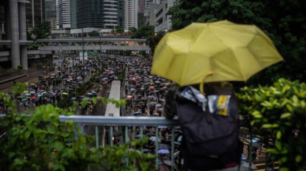 Hệ lụy biểu tình kéo dài, khách Hong Kong dến Việt Nam giảm mạnh - Ảnh 2.