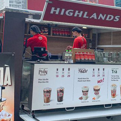 Highlands Coffee đổ bộ đường phố Hà Nội: Đầu tư hẳn ô tô lưu động, giá rẻ hơn 16.000 đồng